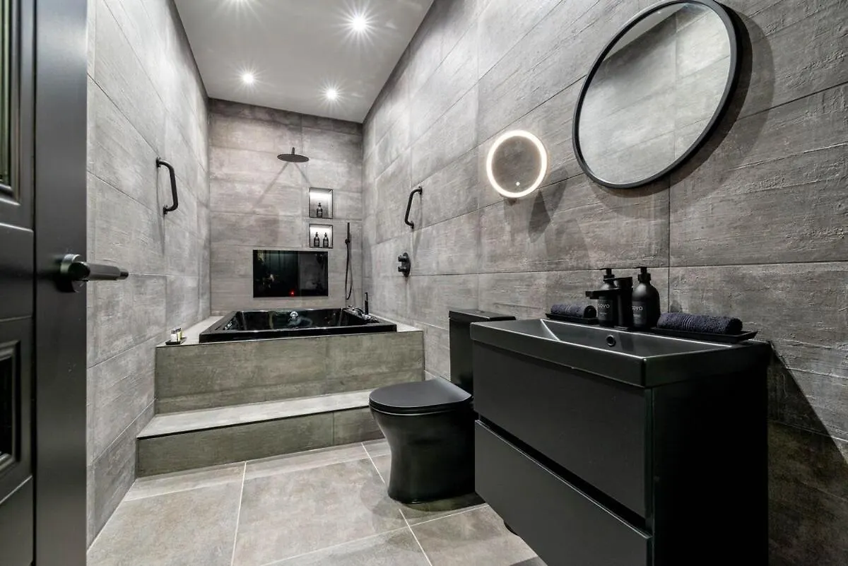 Luxury City Centre Retreat - Lux Spa Bath - Romantic Edinburgh Apartment