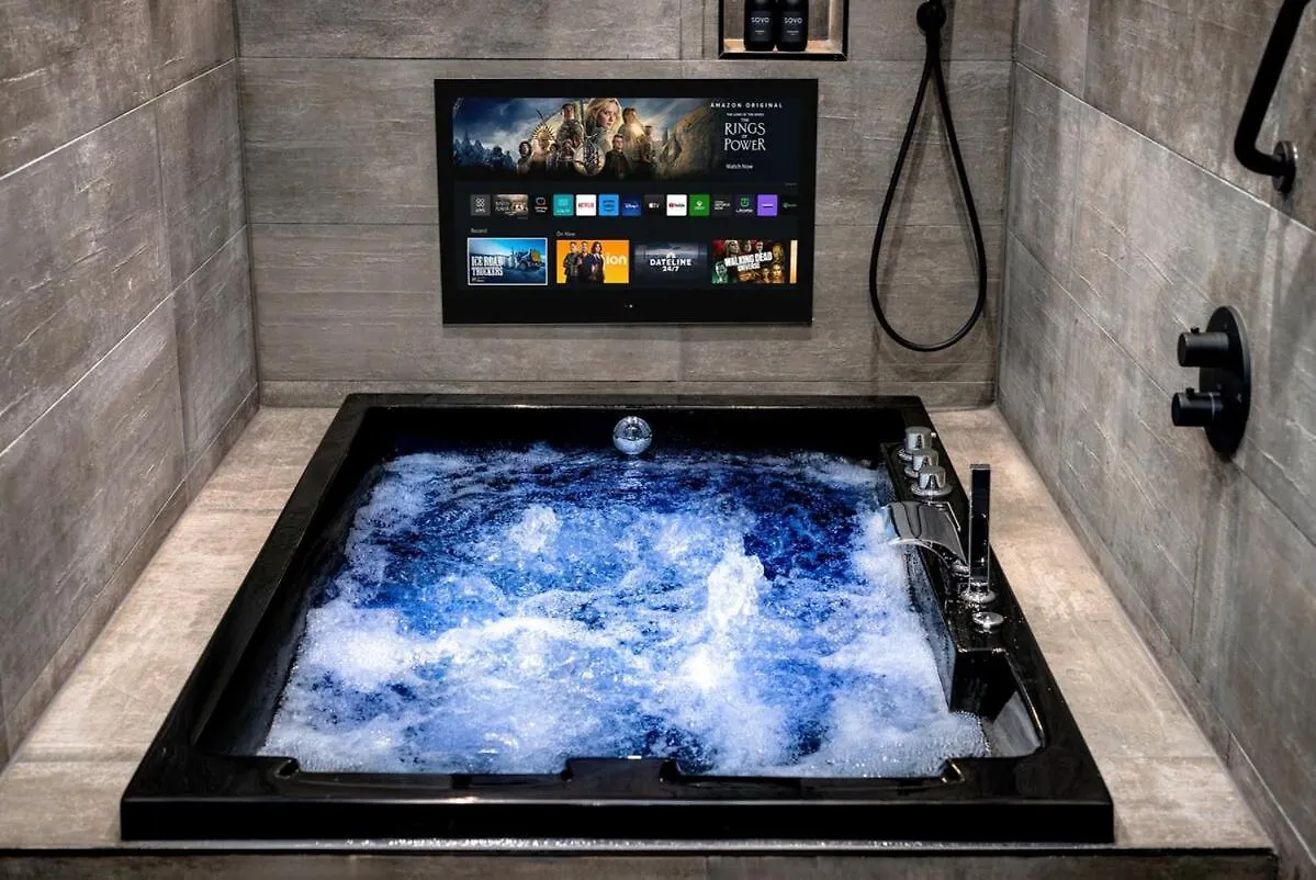 Luxury City Centre Retreat - Lux Spa Bath - Romantic Edinburgh Apartment
